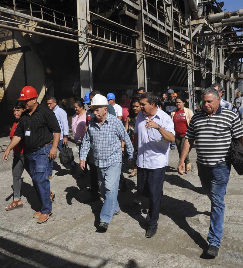 El recorrido del segundo secretario del Comité Central del PCC lo comenzó por el central Cristino Naranjo, en Cacocum. machado visita central