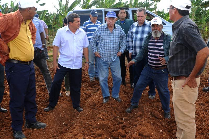 Machado recorrió el polo productivo de Limoncito, en Urbano Noris. machado visita surco