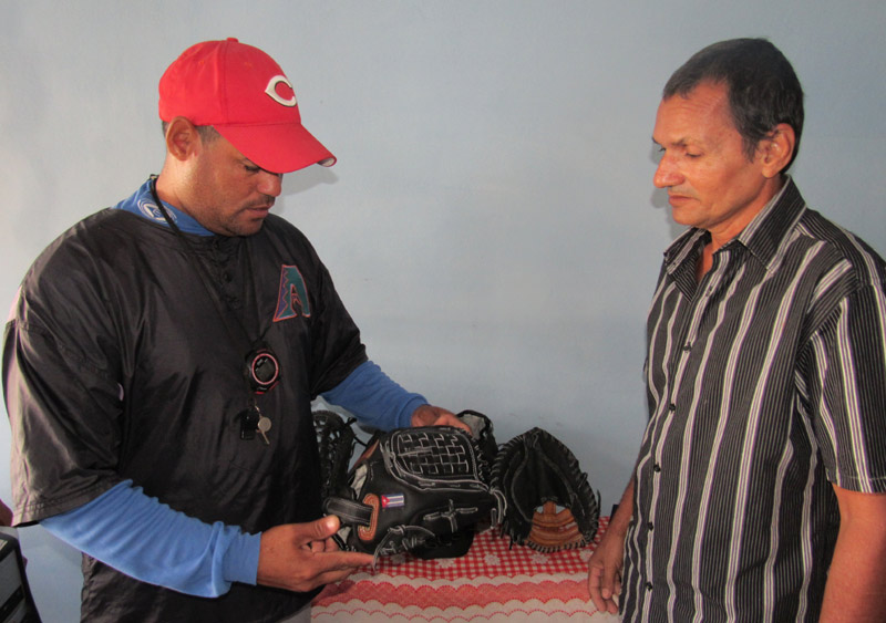 Serguei Aguilar, técnico de béisbol lo asesora en el perfeccionamiento de los guantes. talabartero guante Alexis 2