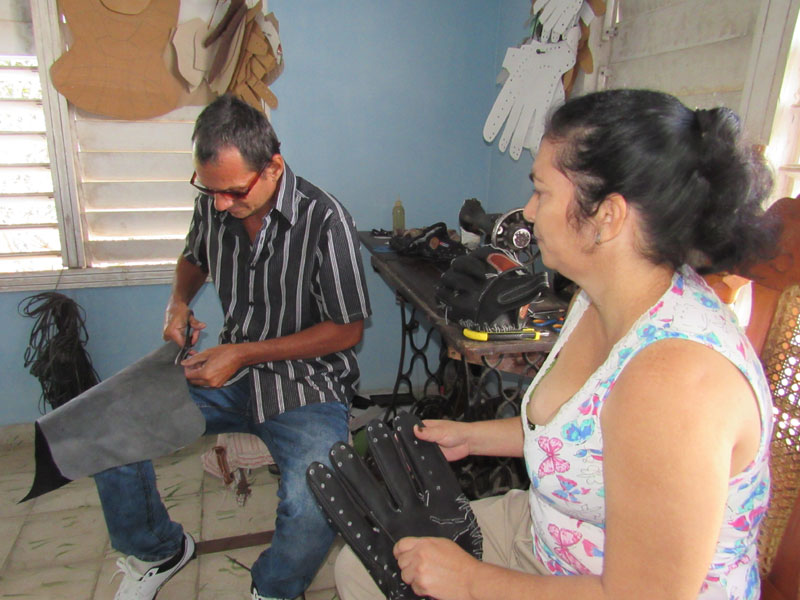 Damaris Ávila, esposa de Carlos Manuel lo ayuda en tan noble tarea. talabartero guante Alexis 3
