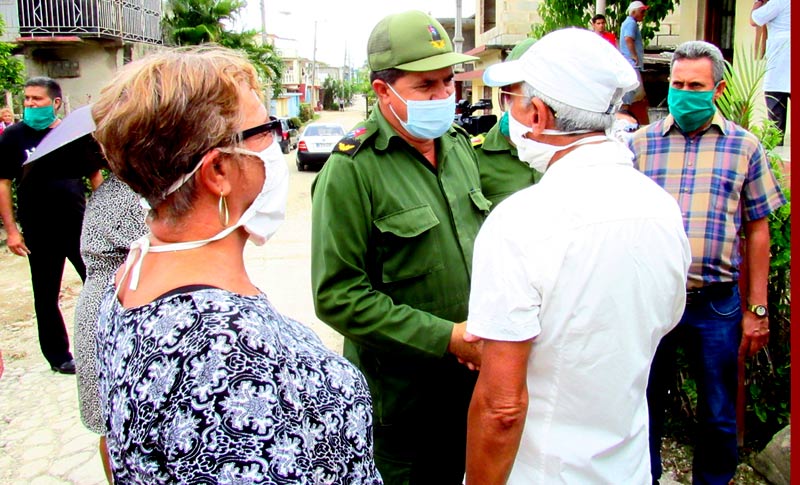 Vecinos del reparto Alcides Pino dialogan con las autoridades de la provincia Recorrido Inaug obras AdTH 8