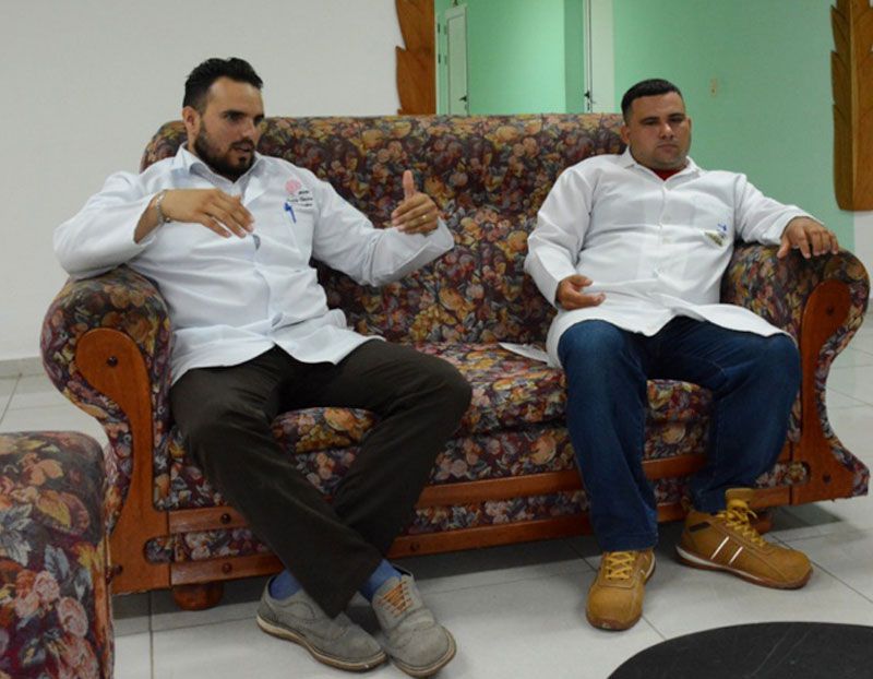 Los neurocirujanos Freddy y José Miguel, a la izquierda y derecha, respectivamente, explican cómo realizaron el acto quirúrgico. cirugia lucia 4
