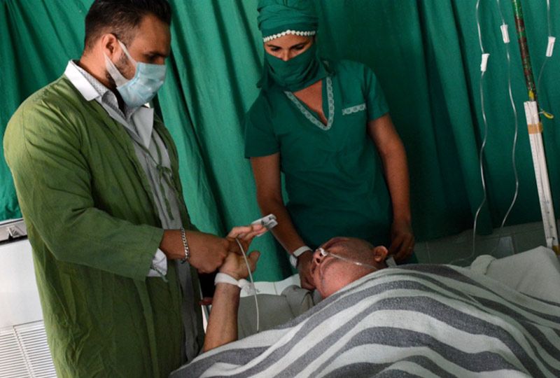 El doctor Freddy Varona interactúa con el paciente para evaluar su estado posoperatorio. Fotos: Carlos Rafael y Cortesía de los doctores Freddy y José Miguel cirugia lucia 5