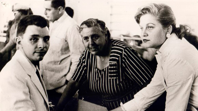 Frank País, junto a su mamá Rosario García Calviño ( al centro) y su novia América Domitro Terlebauca. frankmamanovia