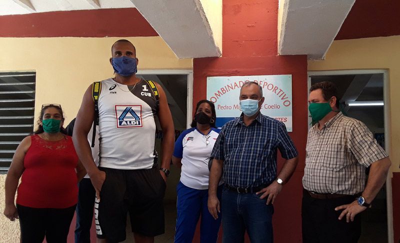 El titular del organismo visitó el Combinado Deportivo Pedro Díaz Coello, de la ciudad capital holguinera. Foto. Flabio Gutiérrez inder presidente 2