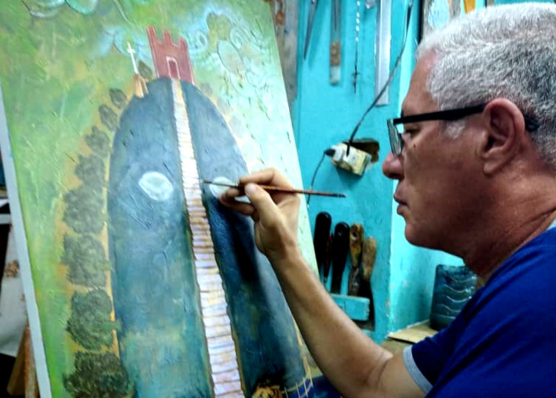 Jose Emilio Leyva Azze, diseñador holguinero que hace de los libros arte en la Editorial Cuadernos Papiro. Fotos: Cortesía del entrevistado y de la autora Cuadernos Papiro JoséE Leyva