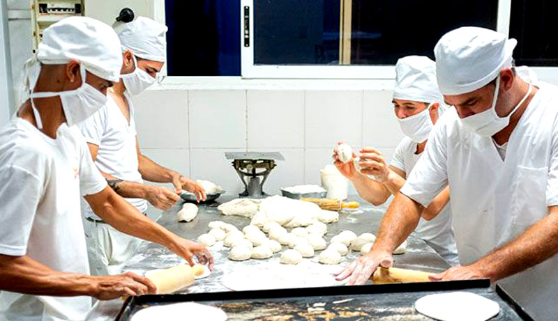 En Holguín, la empresa Numa concibe alternativas para garantizar la producción de panes y otros derivados de la harina. Foto: Guerrillero Derivados harina Hguin Guierrilleros