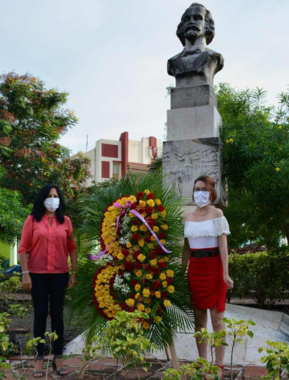 Natacha Doimeadiós, una de las mejores juristas del país, y Tania García, la jurista joven más destacada del gremio en el territorio, rindieron homenaje al Padre de la Patria. Fotos: Carlos Rafael Dia del Jurista Cubanoh 3