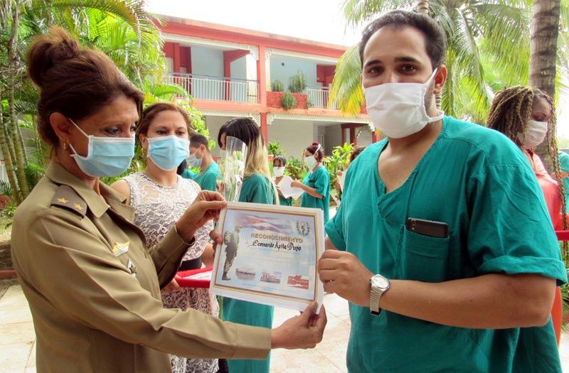 El grupo de trabajadores recibió el reconocimiento de las Fuerzas Armadas de la Región Militar de Holguín Galenos Hosp Militar AdelToro 2