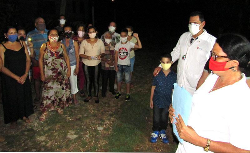 En horas de la madrugada fueron recibidos por amistades, familiares y las máximas autoridades de Holguín, los dos médicos que prestaron misión en Lombardía, Italia. Fotos: Alexis del Toro Medicos Italia AlexisdT 01