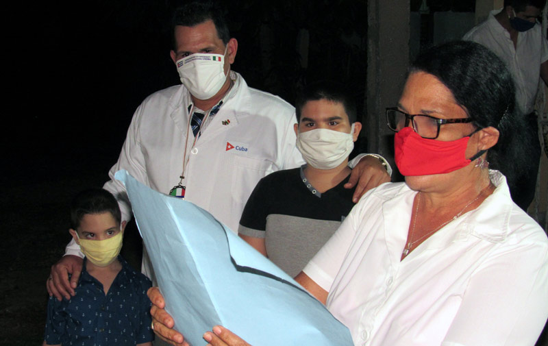 También recibieron una calurosa bienvenida de vecinos, familiares y amigos Medicos Italia AlexisdT 05