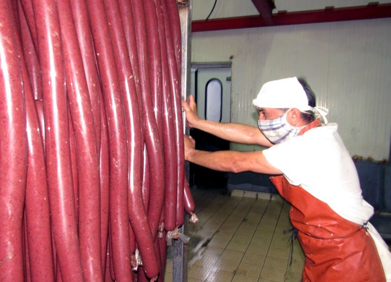 El aprovechamiento óptimo de la sangre de cerdo y vacuna es otra opción que permite por cada tonelada de ese líquido obtener tres de la morcilla. carnico produccion 2