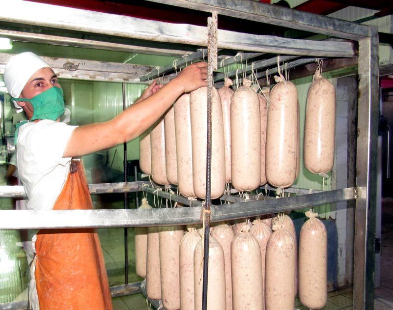 A pesar del déficit de materia prima las cadenas de tiendas no se desprotegieron. Fotos: Alexis del Toro carnico produccion 3