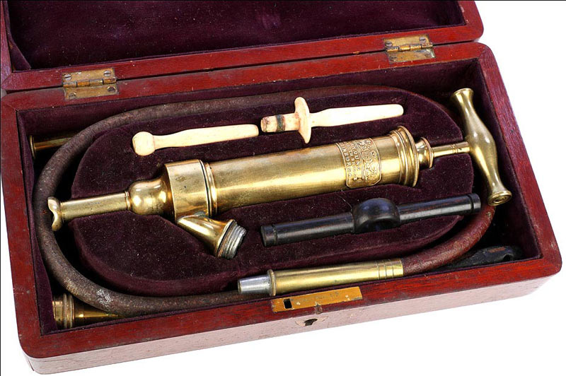Antiguo instrumental médico para lavado de estómagos. Foto: antiguedadestecnicas.com medicos hg siglo XIX