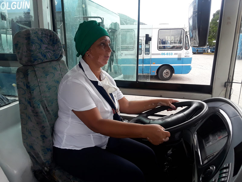 Gilma Pérez Pérez, mujer holguinera que sueña con conducir ómnibus por la oriental ciudad. Fotos del autor mujer chofer 1