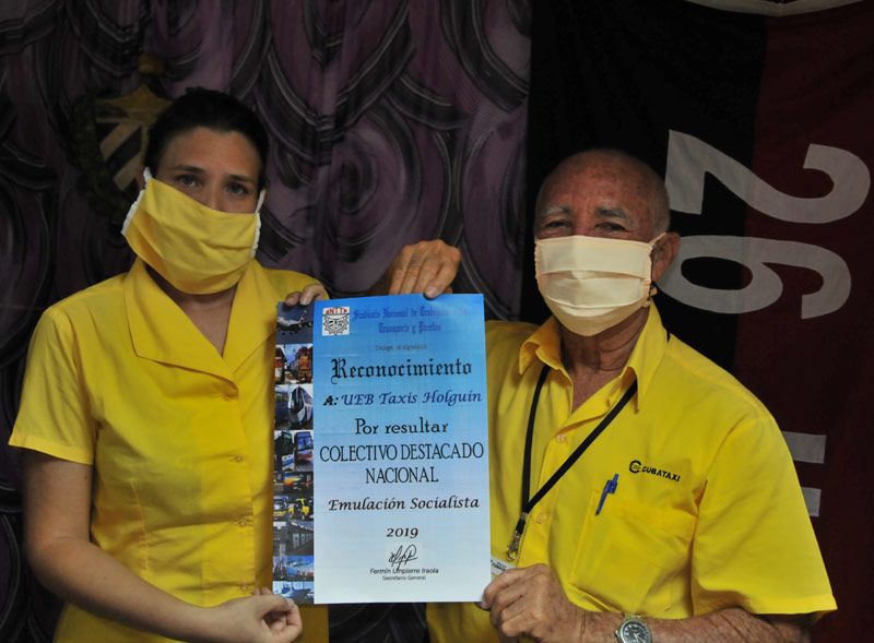 Los trabajadores de Taxi Holguín merecieron similar distinción, pues sobresalen en los servicios a los pacientes de hemodiálisis y oncológicos. transporte taxis hg 3