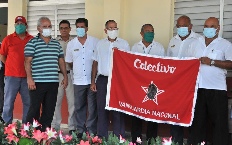 La Unidad Empresarial de Base Transmetro-Holguín por primera vez alcanzó la bandera que los acredita como Vanguardia Nacional. transporte transmetro 1
