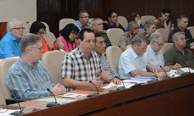 José Angel Portal Miranda informó este sábado que están ingresados para vigilancia epidemiológica 259 pacientes: 90 extranjeros y 169 cubanos. Fotos: Estudios Revolución. Covid 19 reunion diaz canel 01
