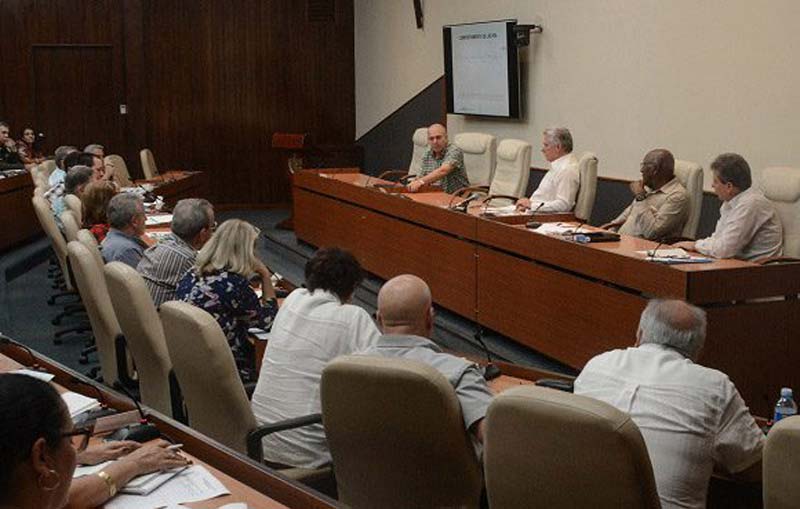 El presidente de la República de Cuba, Miguel Díaz-Canel Bermúdez, insistió en la necesidad de cumplir con todas las medidas indicadas para enfrentar la COVID-19 y no bajar la guardia. Covid 19 reunion diaz canel