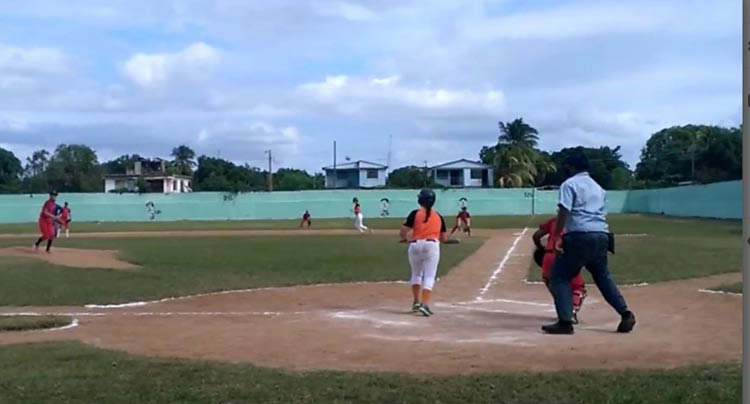 Equipo juvenil (sub-18) femenino de Holguín clasificó para la ronda final de su Campeonato Nacional. beisbolfemenino1