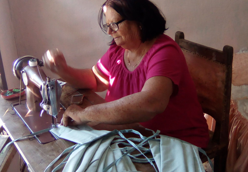 En el municipio de Holguín se han confeccionado más de dos mil protectores para el Hospital Pediátrico Octavio de la Concepción de la Pedraja, de una cifra pactada de mil 700. Fotos: De la autora federada1