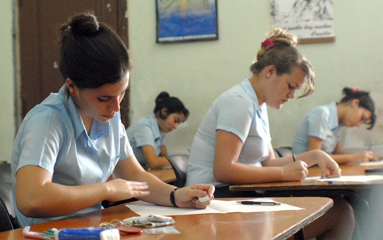 Estudiantes del duodécimo grado de la nororiental provincia de Holguín se enfrentan a los exámenes estatales de las asignaturas Español, Matemática e Historia.Foto:Vanguardia prueba ingreso