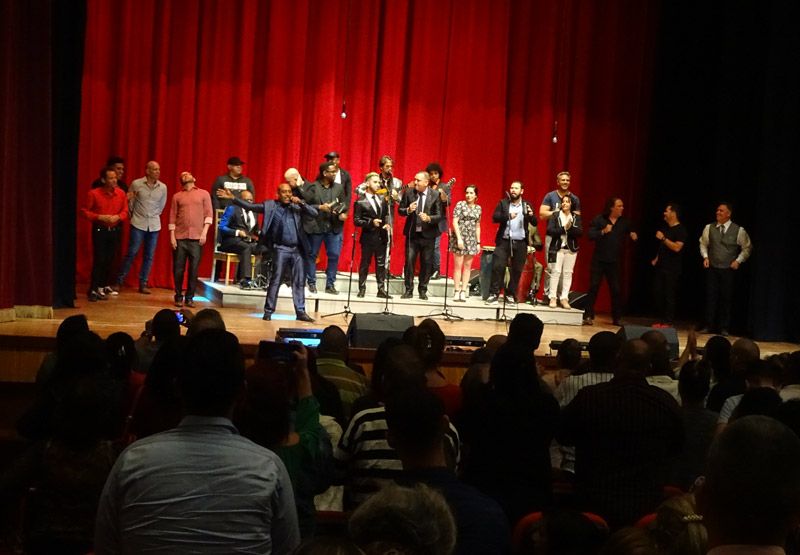 Artistas participantes en el Festival en el tema de cierre. Fotos: Marjel Morales. satiricon cierre 3