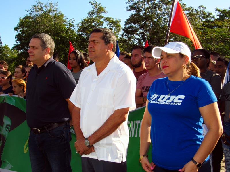 Ernesto Santiesteban Velázquez (al centro), primer secretario del PCC en la provincia de Holguín, presidió el acto en la Plaza de la Revolución Mayor General Calixto García. ujc delegacion hg 2