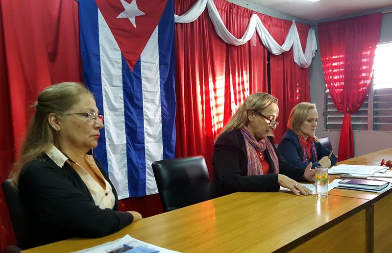 Mercy Ochoa Hijuelos, al centro, directora de la UEB, informa las medidas para prevenir el coronavirus COVID-19. yamarex nasobuco 3