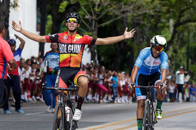 Alejandro Parra gana