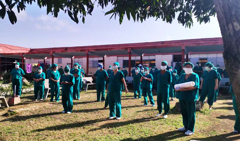 Madres que se encuentran trabajando en el hospital Fermín Valdés Domínguez recibieron la felicitación de las federadas holguineras. Fotos de la autora Dia de las madres FMC 1