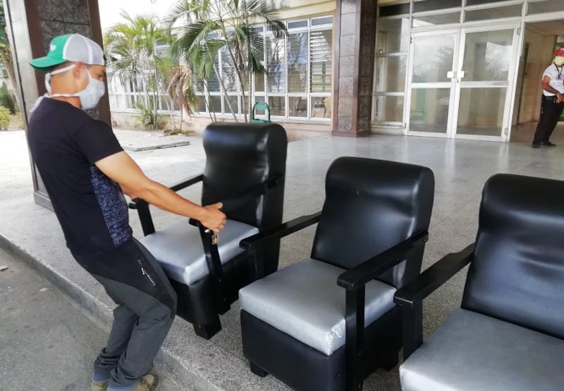 Artistas pertenecientes al Fondo de Bienes Culturales repararon sillones sin mediar cobro alguno Hosp Clinico COVID 19 352