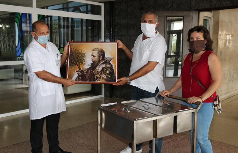 Artistas de FBC entregaron carritos de transportar alimentos a las salas de pacientes hospitalizados en el “Lucía”. Fotos: Cortesía de Eyris Cruz Hosp Clinico COVID 19 778