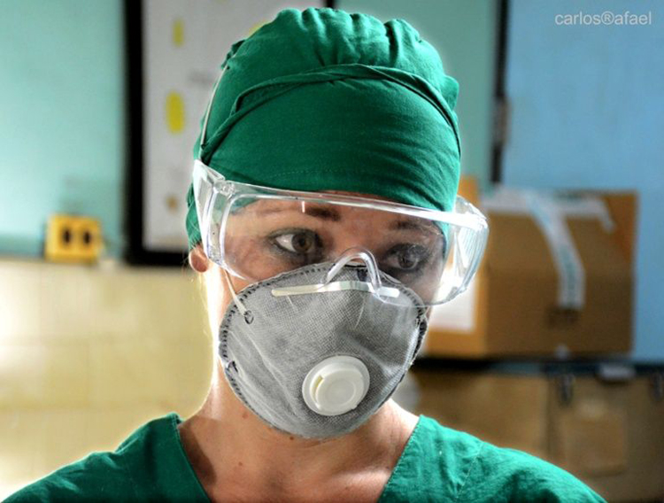 Doctora Meylín explicó que la muestra es un exudado nasofaringe, o sea de la región anatómica nasal y faríngea, que se inocula en medio de transportación, o transportadores como se conoce, el cual tiene todos los requisitos necesarios para la conservación de la muestra. cientificos6