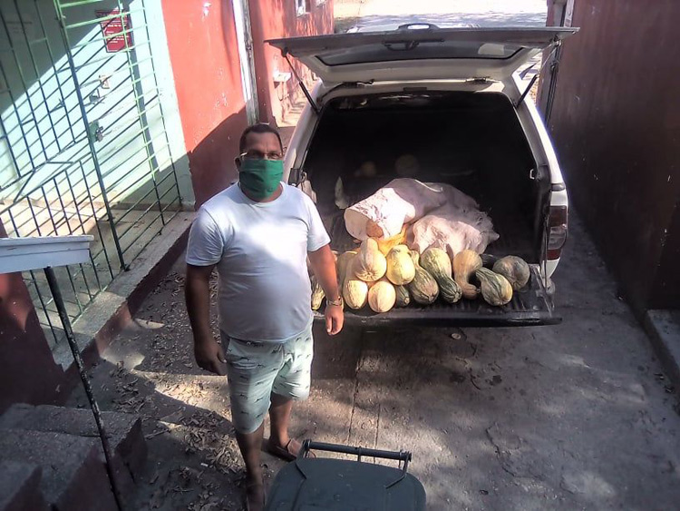 El productor independiente Sergio Manuel Mariño y los campesinos de la CPA Emisael Paneque, donaron varios productos agrícolas a la Villa El Cocal, donde se atiende a personal de servicios de salud, que deben cumplir la cuarentena después de haber laborado en sus respectivos frentes. donacionh1