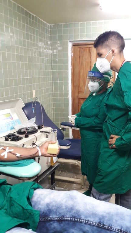 Onelquis Ramírez y Alejandro Sánchez atentos al proceso para evitar inconvenientes. donante4