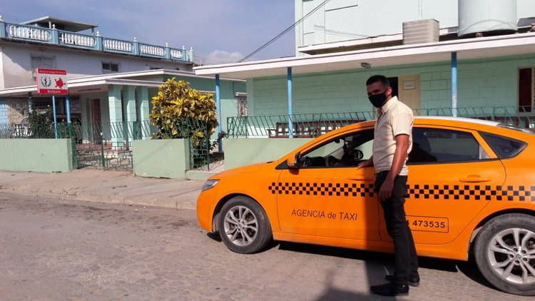 Decisivo el apoyo de CubaTaxis a Salud Pública, en sus autos se busca y regresa a la casa al donante de plasma. Fotos: Cortesía de Nurys Montero. donantecuba