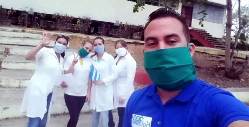 Manuel Pérez Almenares labora junto a sus compañeras en el combate contra la COVID-19. Fotos: del perfill de Facebook. manuel5