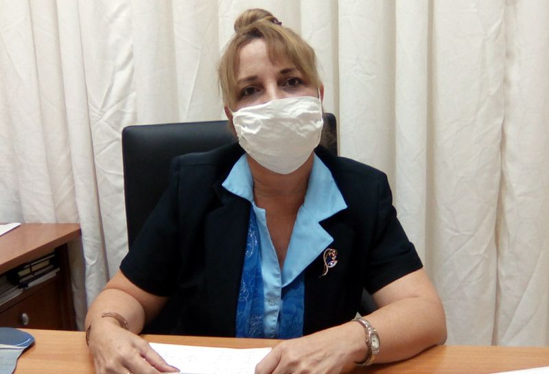 María de los Ángeles Hidalgo Morejón, directora de la UEB Atención al Cliente, de la Empresa Eléctrica en Holguín. Fotos: De la autora e Invasor: metrocontador lectura 2