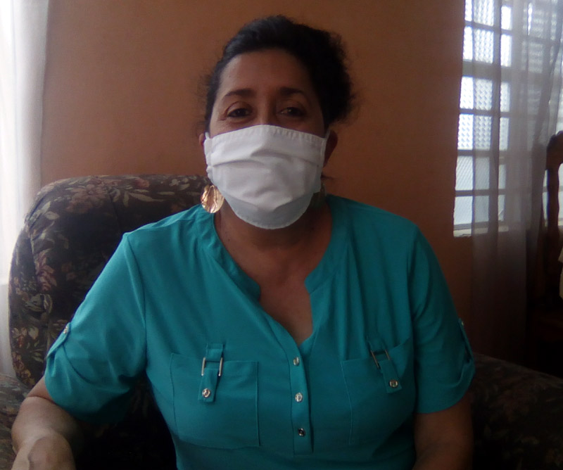 “Esta epidemia es peor que la guerra, porque en ese escenario sabes de quien te tienes que cuidar y cómo enfrentar al enemigo". Fotos: de la autora mujer emp elec clinico 2
