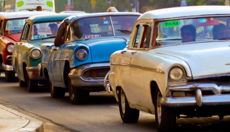 Los almendrones son autos de décadas pasadas que circulan por las calles holguineras. Almendrones