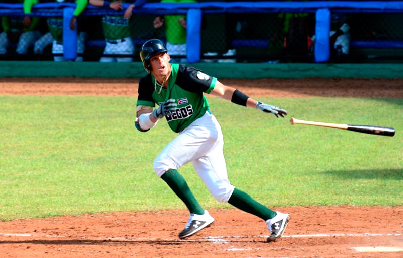 El “Atómico” César Prieto inscribió con letras doradas su nombre en el libro de récords del béisbol cubano. Foto: Carlos Rafael Cesar Prieto CRD