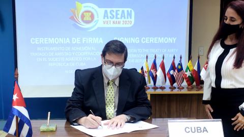 Cuba firma adhesión a tratado con ASEAN