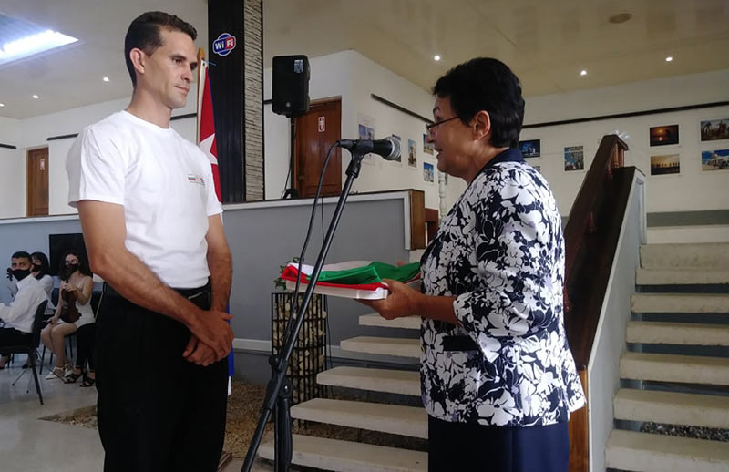 La embajadora de Bulgaria en Cuba, María Donska, entrega la bandera de su país al director del hotel Pernik, Francisco Suárez Fernández. Fotos de la autora Embajadora Bulgaria 1