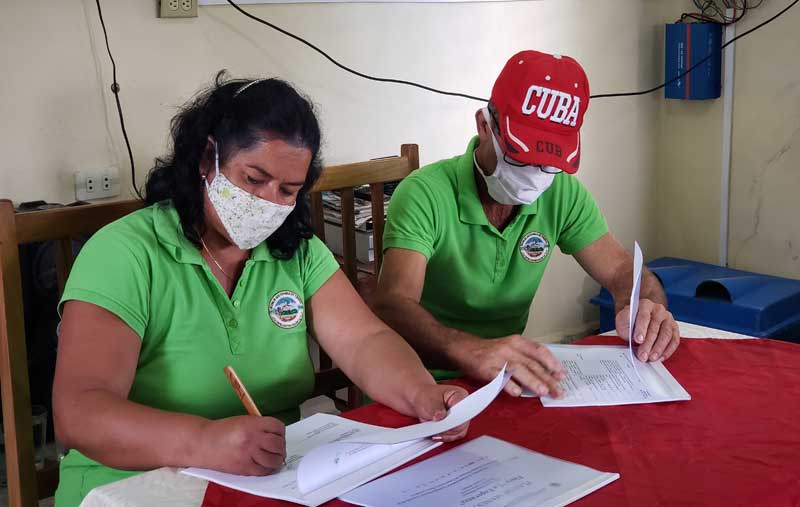 Tania Aranda Ricardo, especialista del Departamento Forestal de la Delegación del Ministerio de la Agricultura (MINAG) y Coordinadora Provincial del Proyecto 3 en Holguín, participa en la firma del compromiso de trabajo y entrega del Plan de Manejo Finca la esperanza 04