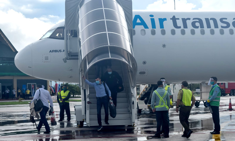 Arriba al Aeropuerto Internacional Frank País, de Holguín el vuelo TS 656 de Air Transat, procedente de Toronto, Canadá, luego de una larga etapa de cierre del esta terminal aérea por las contingencias provocadas por el nuevo Coronavirus, son recibidos 173 pasajeros con medidas extremas de bioseguridad este 3 de noviembre de 2020. Fotos: Heidi Calderón Sánchez HCS primer vuelo holguin 07