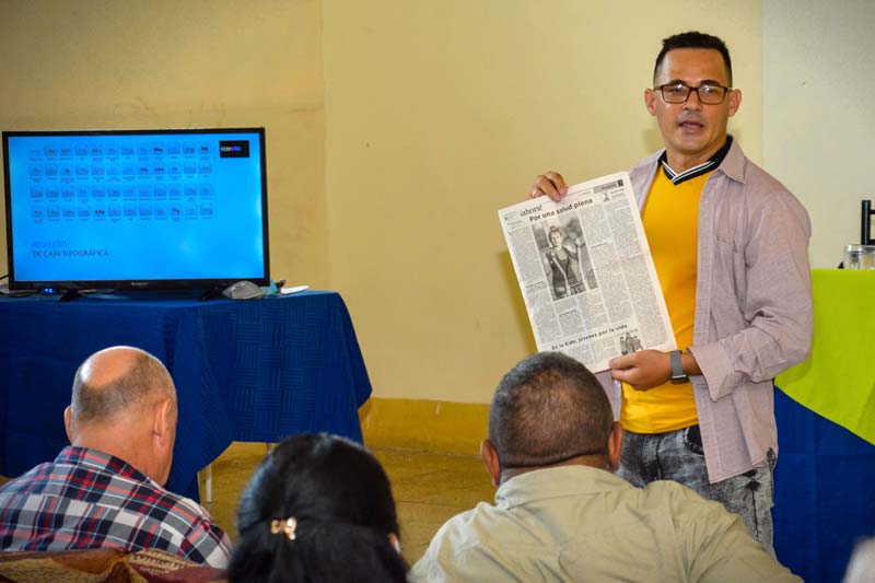 El diseñador Adrián Fernández Cuba compartió temáticas que regirán el inminente cambio de color del semanario en su versión impresa. Foto: Juan Pablo Carreras Period ahora aniv 58 JPC 1
