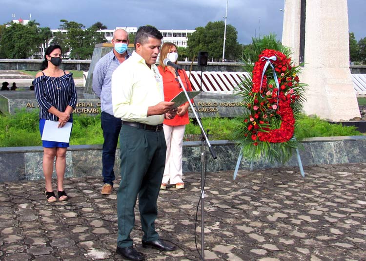 Trabajadores de la Sucursal Cimex Holguín celebraron el Día de las FAR. Fotos: Alexis del Toro cimex acto plaza 1