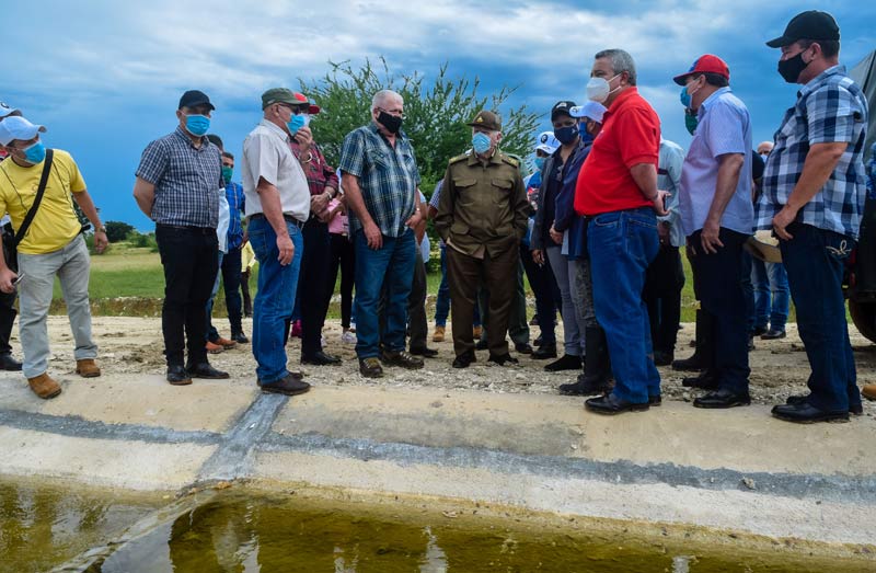 El Comandante de la Revolución Ramiro Valdés Menéndez, Viceprimer Ministro de la República de Cuba, recorrió obras asociadas al Trasvase Este-Oeste que benefician la agricultura y el cultivo del arroz, en áreas de la CPA Revolución de Octubre, en el polo productivo de Toma 3 en el municipio de Mayarí HCS ramirovaldes 02