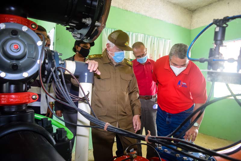 El Comandante de la Revolución Ramiro Valdés Menéndez, Viceprimer Ministro de la República de Cuba, visitó la estación de bombeo Toma 2 en el polo productivo Centeno 4 en el municipio de Cueto, como parte de una visita de trabajo a la provincia de Holguín. Fotos: Heidi Calderón Sánchez HCS ramirovaldes 05